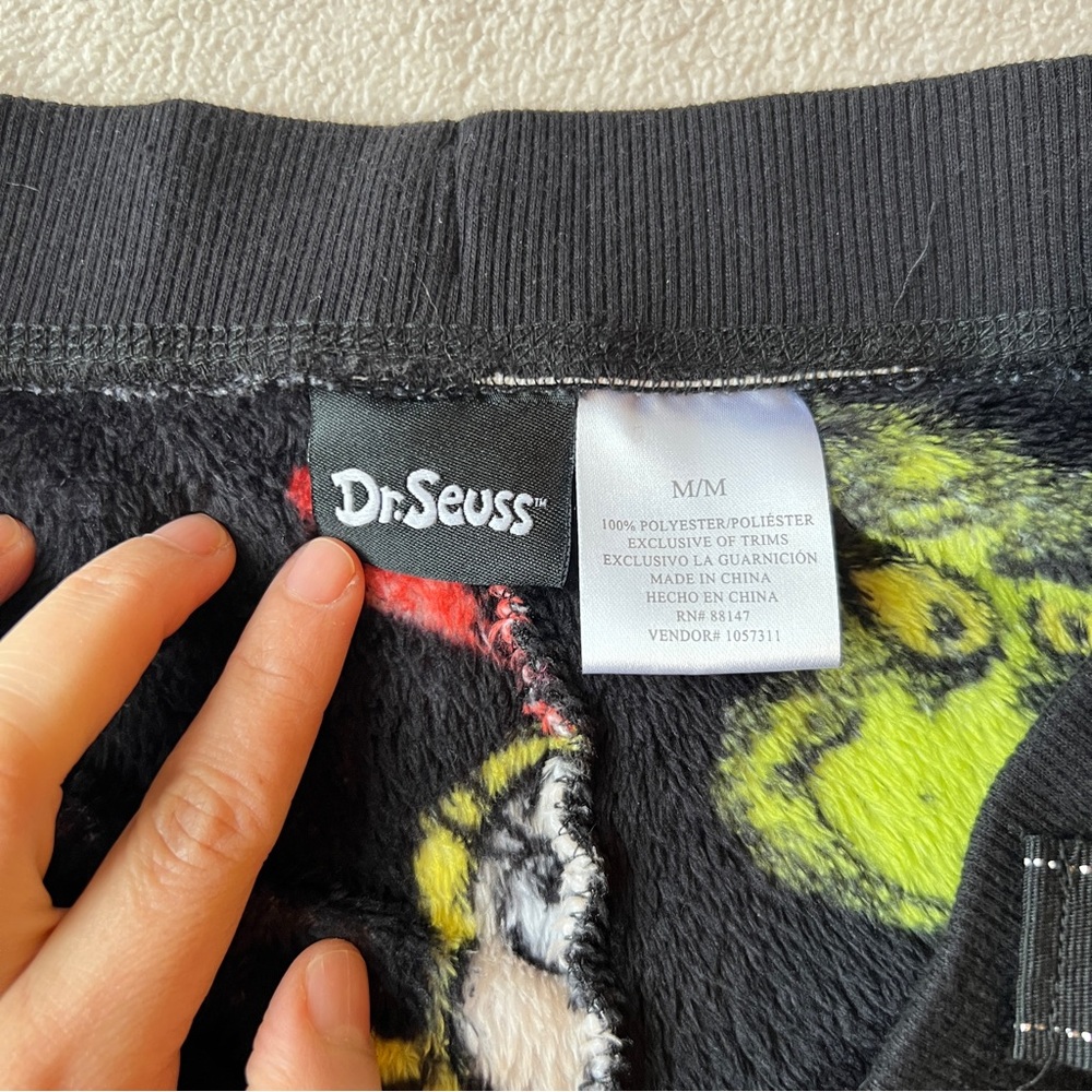 Dr. Seuss Pajama Pants Women's Size M Grinch & Cindy Lou Print Black - Picture 10 of 13